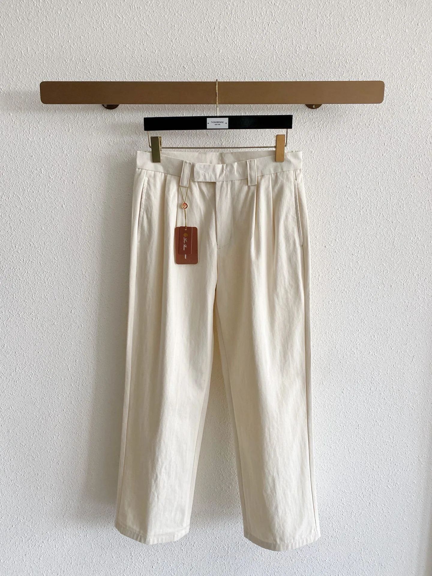 Loro Piana selects cotton and linen fabrics with soft and breathable texture, excellent drape, and the upper body is comfortable and not sweaty. Wide-leg straight fit, pleated design to enhance the lines, and the pants are loose and neat. Simple and light luxury style, available in three colors, suitable for both commuting and leisure, easily creating a relaxed and high-end look for men. Sizes:M-4XL